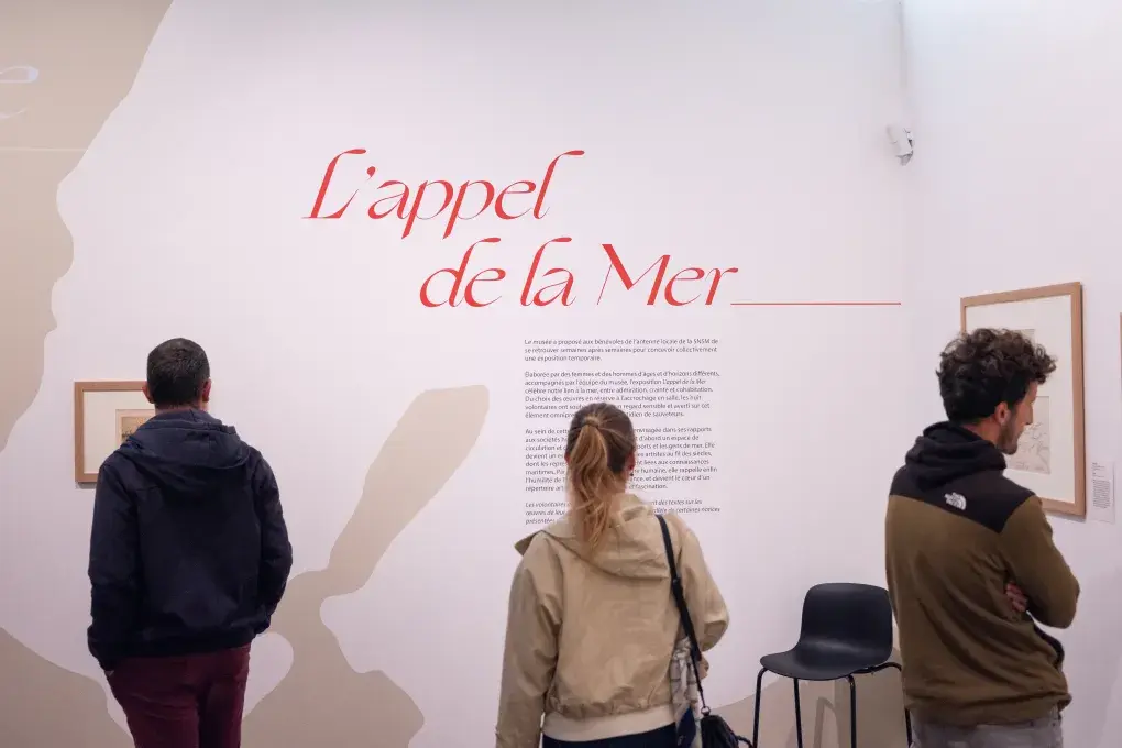 Des personnes dans une galerie.