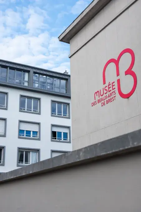 La façade d'un bâtiment