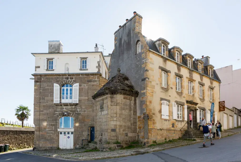 Un bâtiment en pierres.