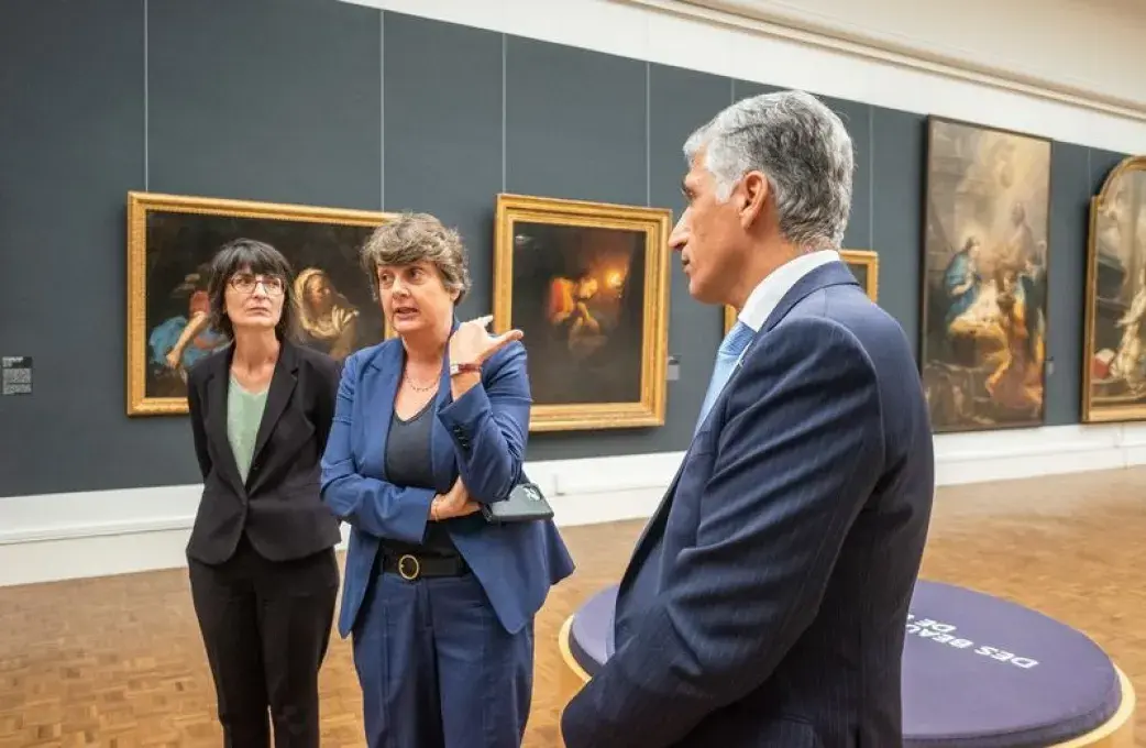 Sophie Lessard, directrice du musée des Beaux-arts de Brest, et Réza Salami, adjoint au maire de Brest en charge de la culture, entourent Laurence des Cars, directrice du musée du Louvre