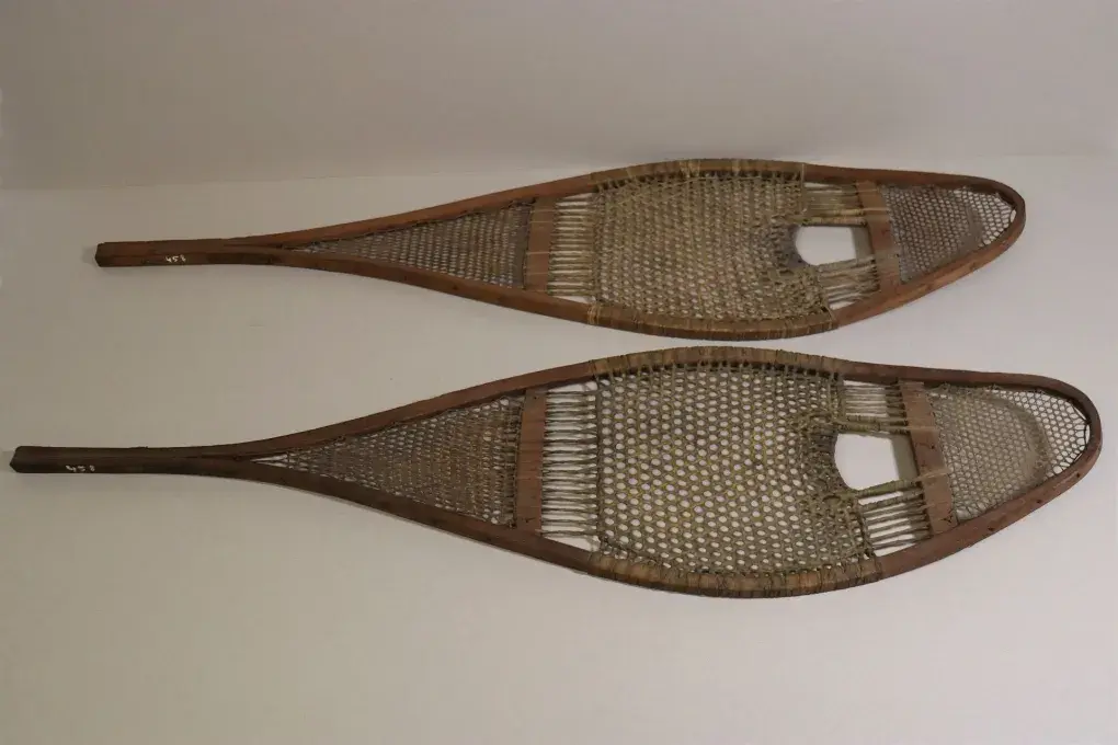 Raquettes à neige, Amérique du Nord, Canada, 19e et 20e siècle, bois, peau d’orignal
