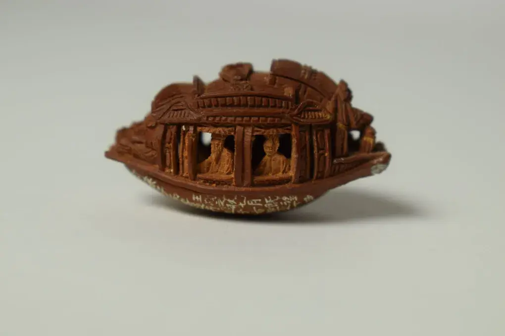Noyau de pêche sculpté, Chine, 19e siècle, vue de face, collection musée des Beaux-Arts de Brest
