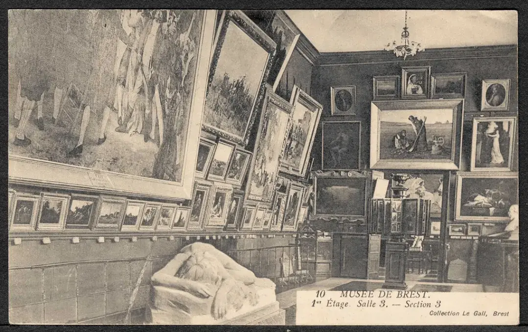 Vue intérieure du musée d’une salle du premier étage, Archives municipales et communautaires de Brest, carte postale, début du XXe siècle.