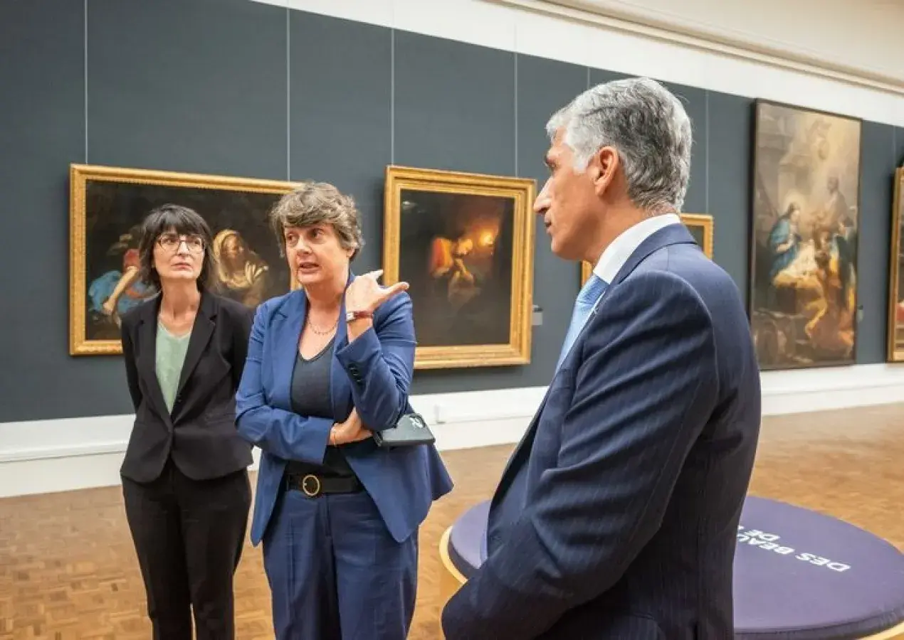 Sophie Lessard, directrice du musée des Beaux-arts de Brest, et Réza Salami, adjoint au maire de Brest en charge de la culture, entourent Laurence des Cars, directrice du musée du Louvre