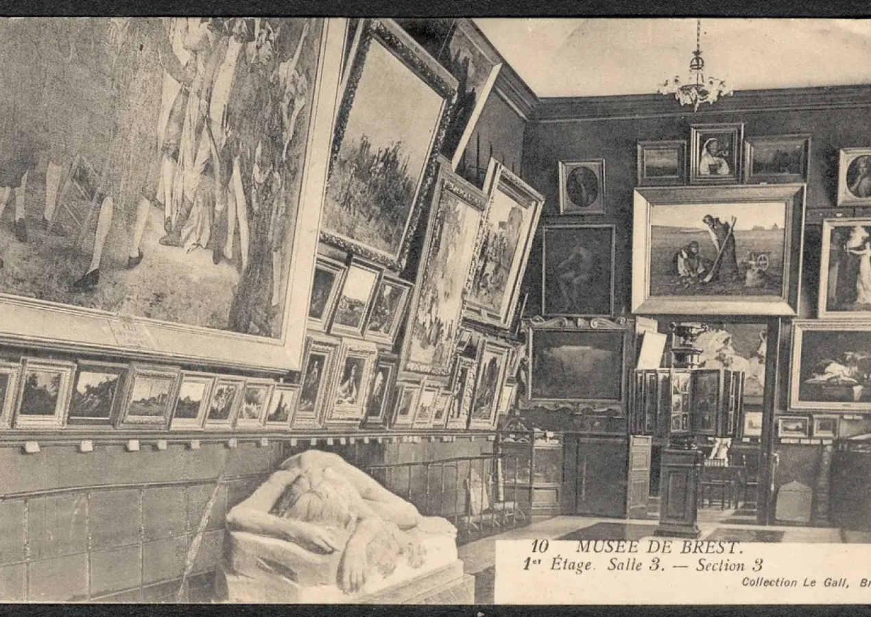Vue intérieure du musée d’une salle du premier étage, Archives municipales et communautaires de Brest, carte postale, début du XXe siècle.