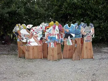 Pascal Rivet, Le peloton, 1993-94, glycéro sur voliges de sapin, 10 silhouettes