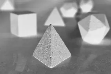 Thibault Honoré, Mnémostiques, 2019, acier laminé, grés noir et système de sonorisation