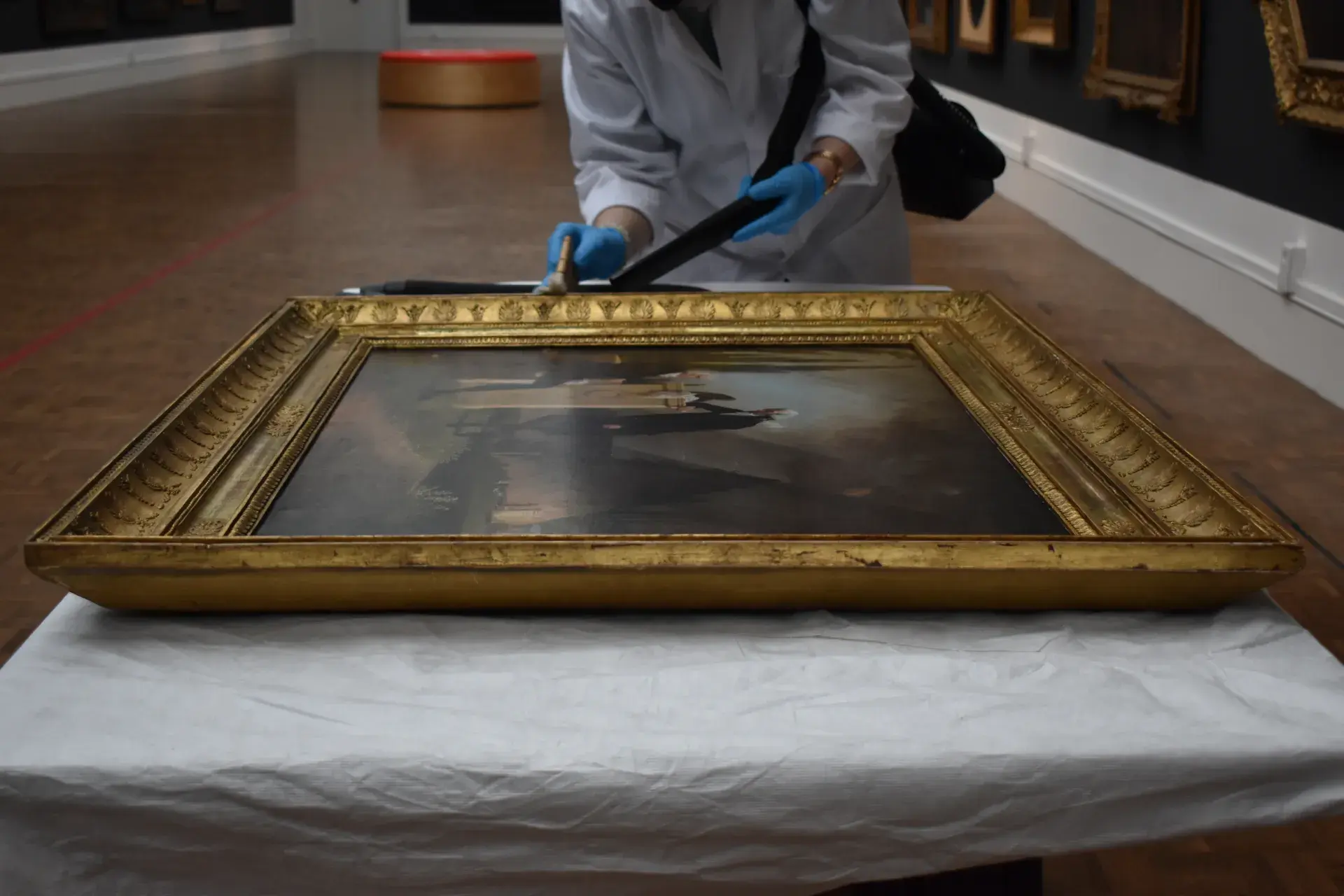Micro-aspiration d'une oeuvre du musée