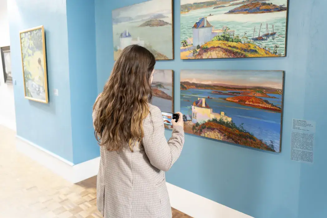 Visiteuse prenant en photo une œuvre du musée