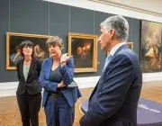 Sophie Lessard, directrice du musée des Beaux-arts de Brest, et Réza Salami, adjoint au maire de Brest en charge de la culture, entourent Laurence des Cars, directrice du musée du Louvre