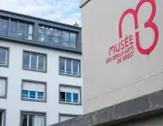 La façade d'un bâtiment