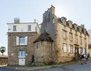 Un bâtiment en pierres.