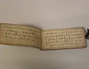 Livre de prières, papier, encre noire, cordelettes textiles, 19ème siècle, Asie du Sud, Tibet.