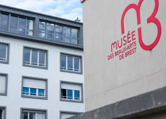 La façade d'un bâtiment