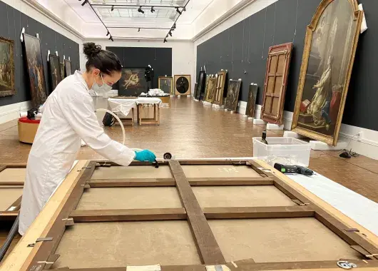 Une femme nettoie le revers d'un tableau au musée des Beaux-arts de Brest