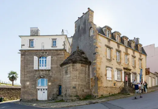 Un bâtiment en pierres.