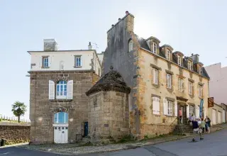 Un bâtiment en pierres.