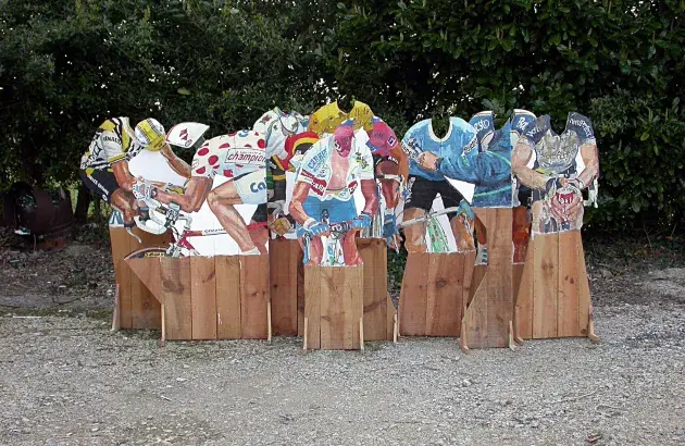 Pascal Rivet, Le peloton, 1993-94, glycéro sur voliges de sapin, 10 silhouettes